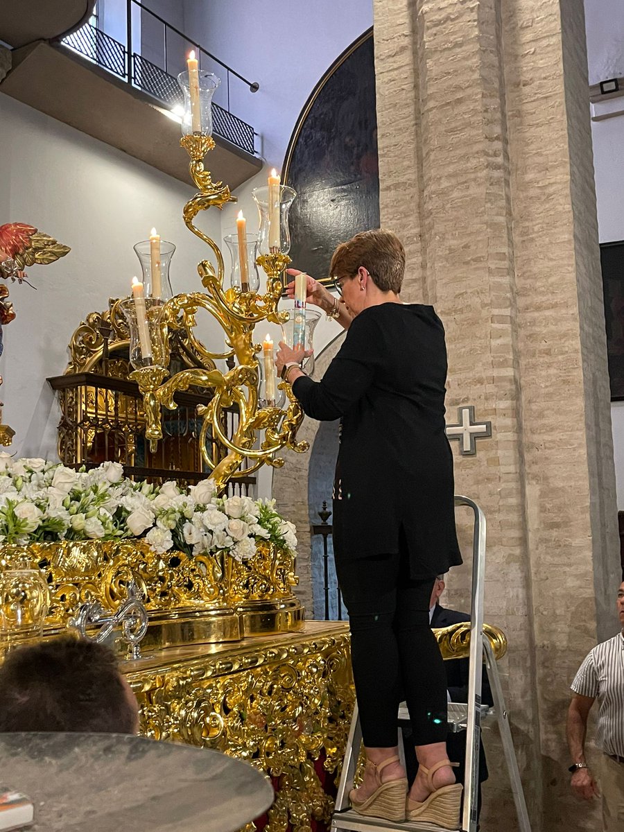 'SALUD Y VIDA' PARA LOS TRASPLANTADOS Y DONANTES DE ÓRGANOS. En la víspera de la Fiesta Principal de Instituto de nuestra Hermandad, un año más los donantes de órganos han procedido en un emocionante acto a colocar los codales en el paso de Nuestra Señora de la Salud.