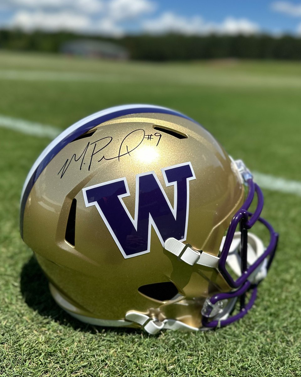 Calling all Dawgs! RT for a chance to win this signed Michael Penix Jr. & Bralen Trice @UW_Football helmet!