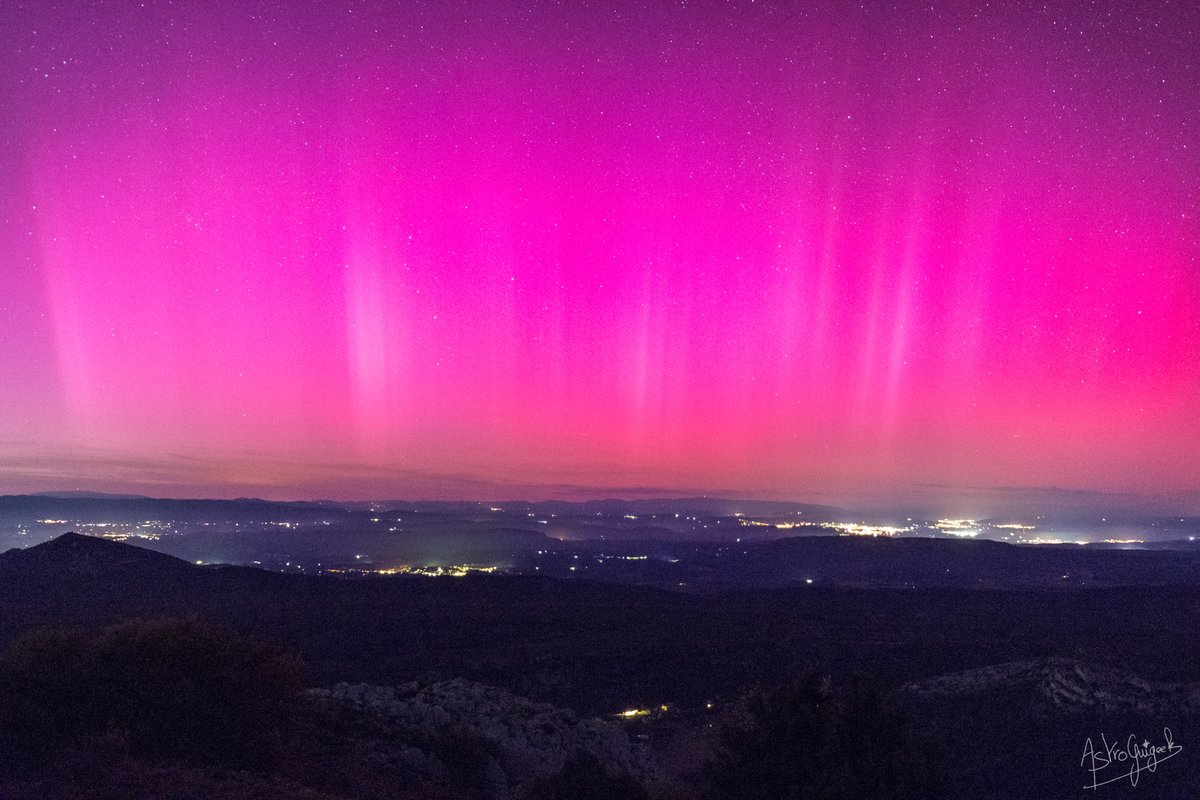Les #auroresboreales visibles hier soir depuis la région d' #AixenProvence au sommet de la célèbre Montagne #SainteVictoire, à 1000 mètres d'altitude! 
↘️Voici une première sélection parmi 1000 images
D'autres à venir !
#AixenProvenec