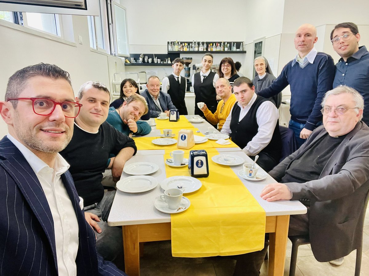 Al Caffè didattico del Ciofs-Fp La Spezia con Mons. Paolo Cabano e alcuni allievi dell’ISSR ligure!

#caffe #ciofs #formazione #issr #laspezia
