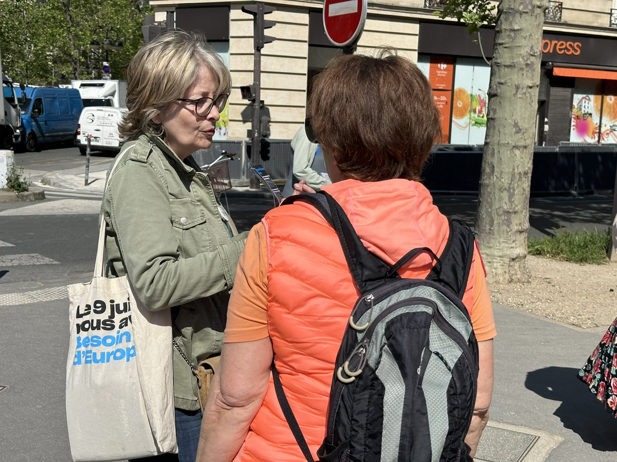 Fanta_B's tweet photo. L’Europe au cœur de nos pensées ce matin au marché #saxe dans le quartier #breteuil
Tout est encore possible; ne laissons pas les extrêmes peser au Parlement Européen. Ils y sont depuis 5 ans et n’ont rien fait pour protéger la France et ses intérêts. 
Avec @valeriehayer 
#9juin https://t.co/XgD1XjprE4