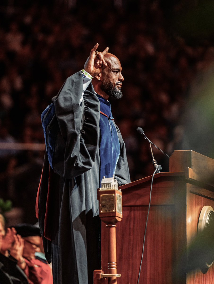 Longhorn Legend Derrick Johnson spreading words of wisdom as the commencement speaker at the College of Education grad ceremony 🤘🎓 @superdj56 x @UTAustin