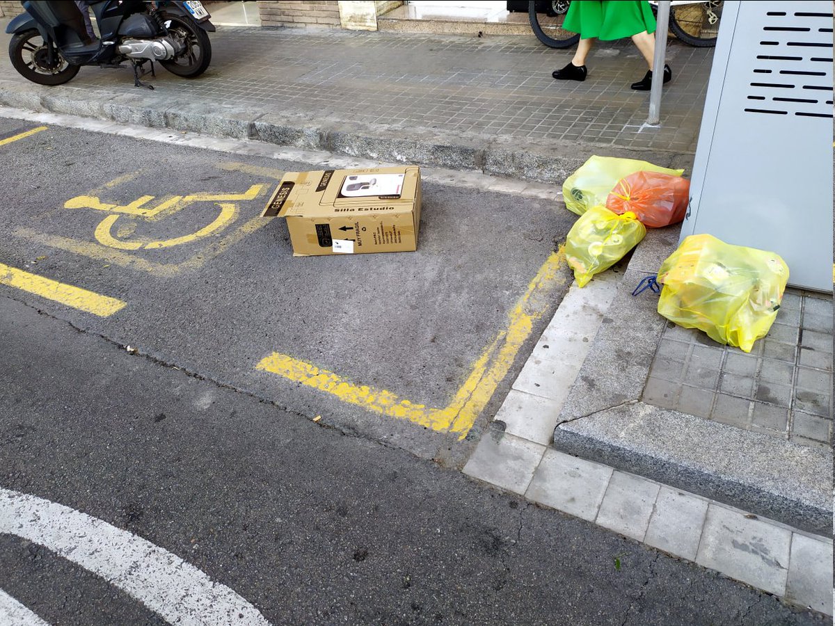 📢quan l'Aj. diu que està prenent mesures i que el  💩#SantAndreu #PortaAPorta #reciclarsiaixino és  inclusiu👩‍🦯♿️ ha de referir-se a això, disseminar objectes per onsevulla facilitant la mobilitat

això no és incivisme, és imposició per decret, i sembla ser, normativa europea