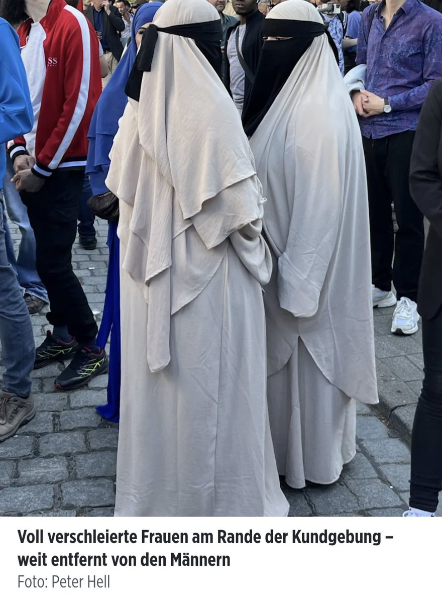 #Islam-Fans heute wieder in #Hamburg. Mehr als letztes Mal.

Und natürlich fordert Joe Adade Boateng 'trotz des Verbots ein #Kalifat! Dafür wird er eine Anzeige kassieren.'

Ja lol.

Eine AnzEigE.

Heftig.
Das wird ihm eine Lehre sein! 🤭

Im Bild unten sieht man übrigens, was