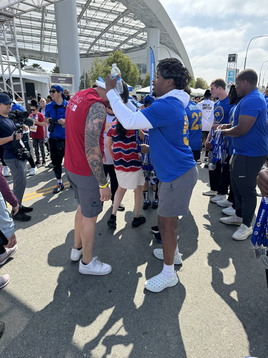 Thanks to @RamsNFL rookies for joining us at #WalkUnitedLA to hand out medals at the finish line to all of our participants. Learning that being a Ram is leading on and off the field