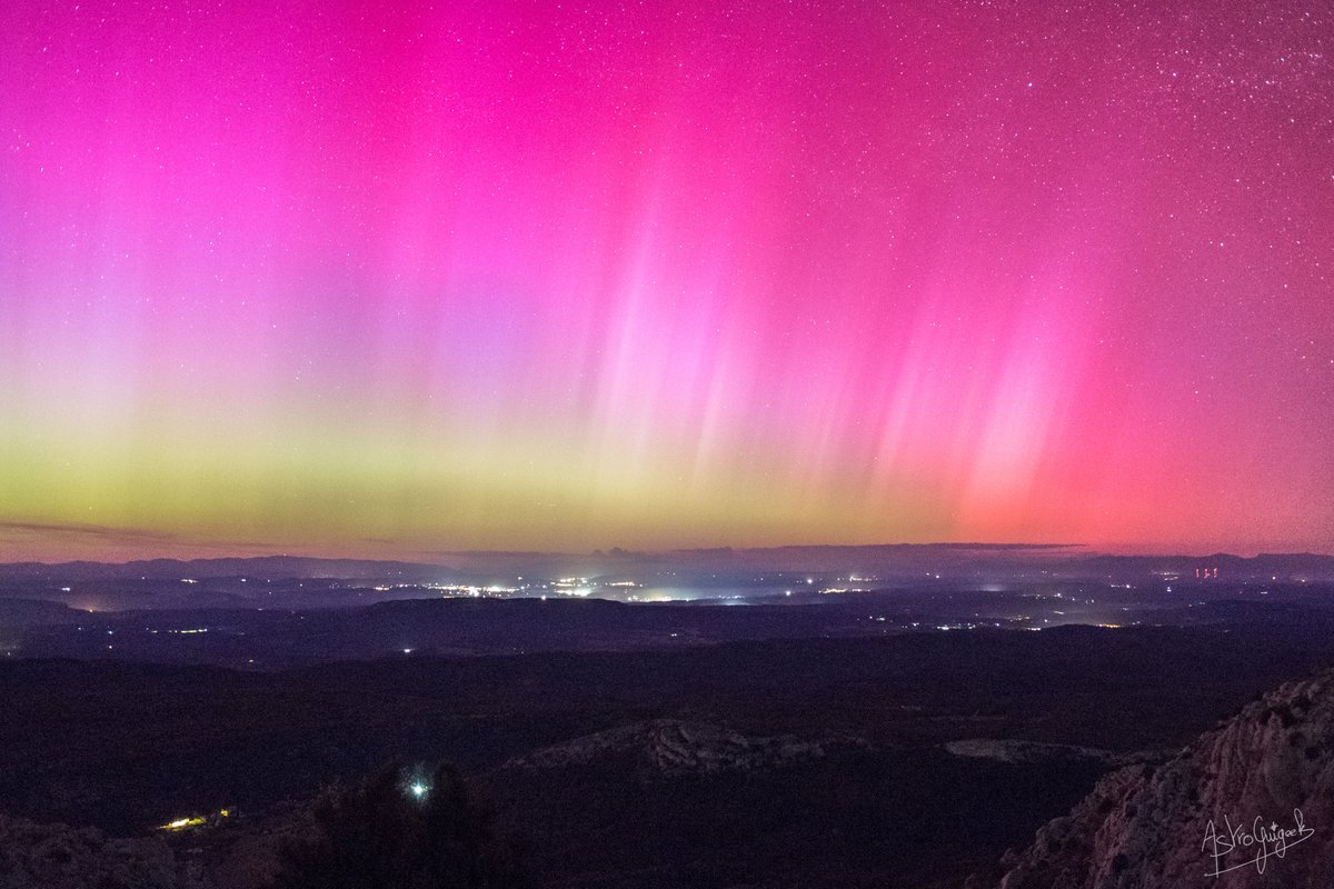 #NorthernLights from Southern France on May 11th! 
Picture captured from Aix-en-Provence, close to Marseille! 
Yesterday show was a never-ending, mindblowing, outstanding show of 6 hours! #Auroraborealis
<a href="/IlovePaca/">IlovePaca</a>