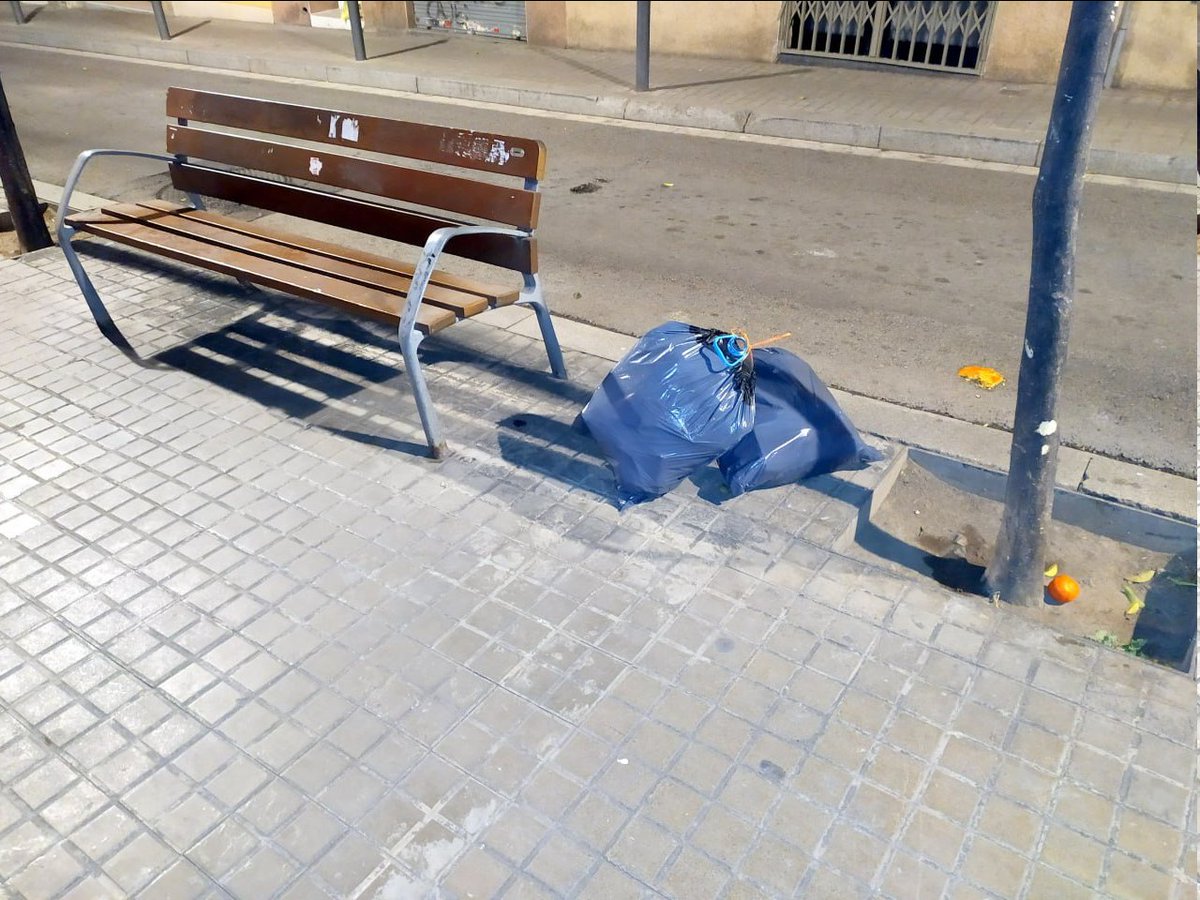 📢a💩#SantAndreu #PortaAPorta #reciclarsiaixino sempre hi ha un lloc per a asseure's, una altra cosa és la companyia 🤮