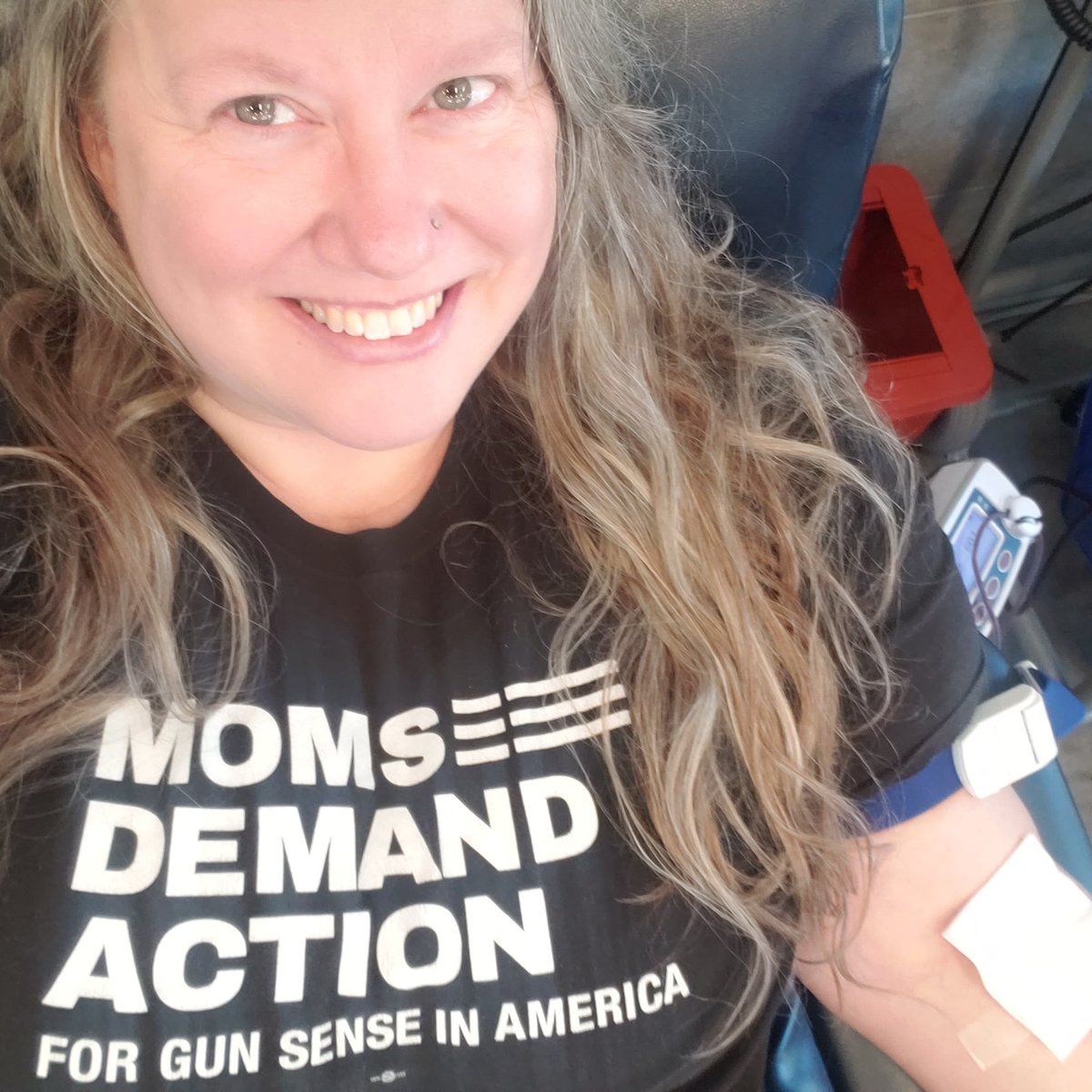 It's blood donation day! I'm a Kansas 🌻 @MomsDemand volunteer & I donate blood regularly knowing that gunshot victims are 5 times more likely to require blood transfusions & they require 10 times more blood units than those injured in other ways. #MomsAreEverywhere