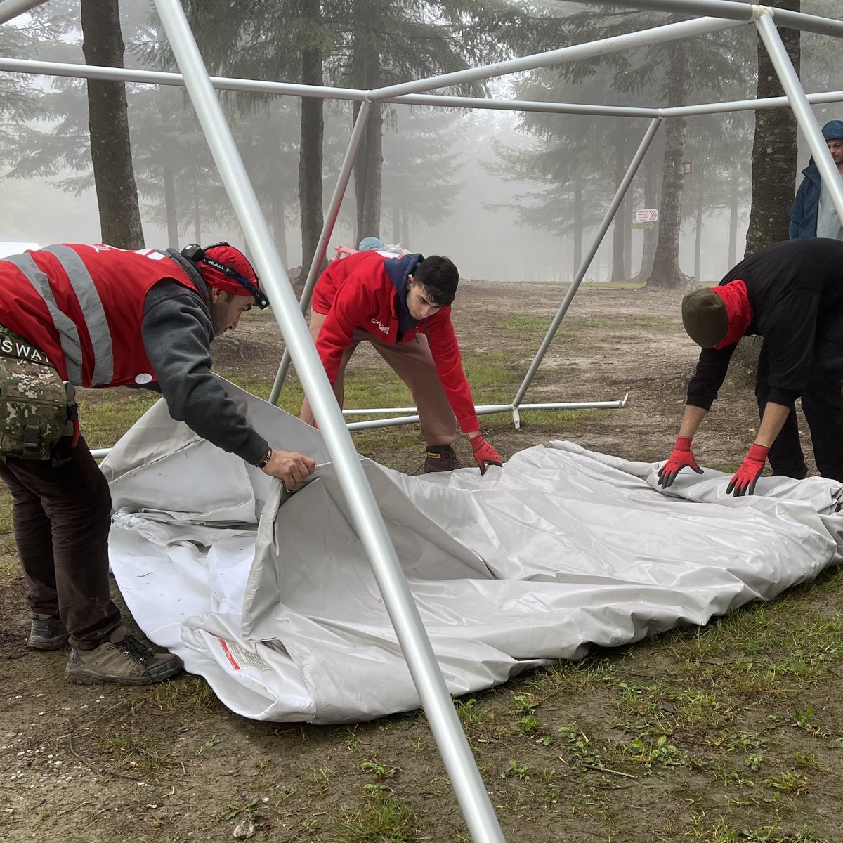 Afete Hazırım kampımız başladı! ⛺️

Kocaeli’deki Afete Hazırım Kampı'nda gönüllülerimizle bir aradayız. Toplumun güvenliği için eğitimler alıyor, bilinçleniyoruz. 🤝🏻

🔴 #DaimaHazır