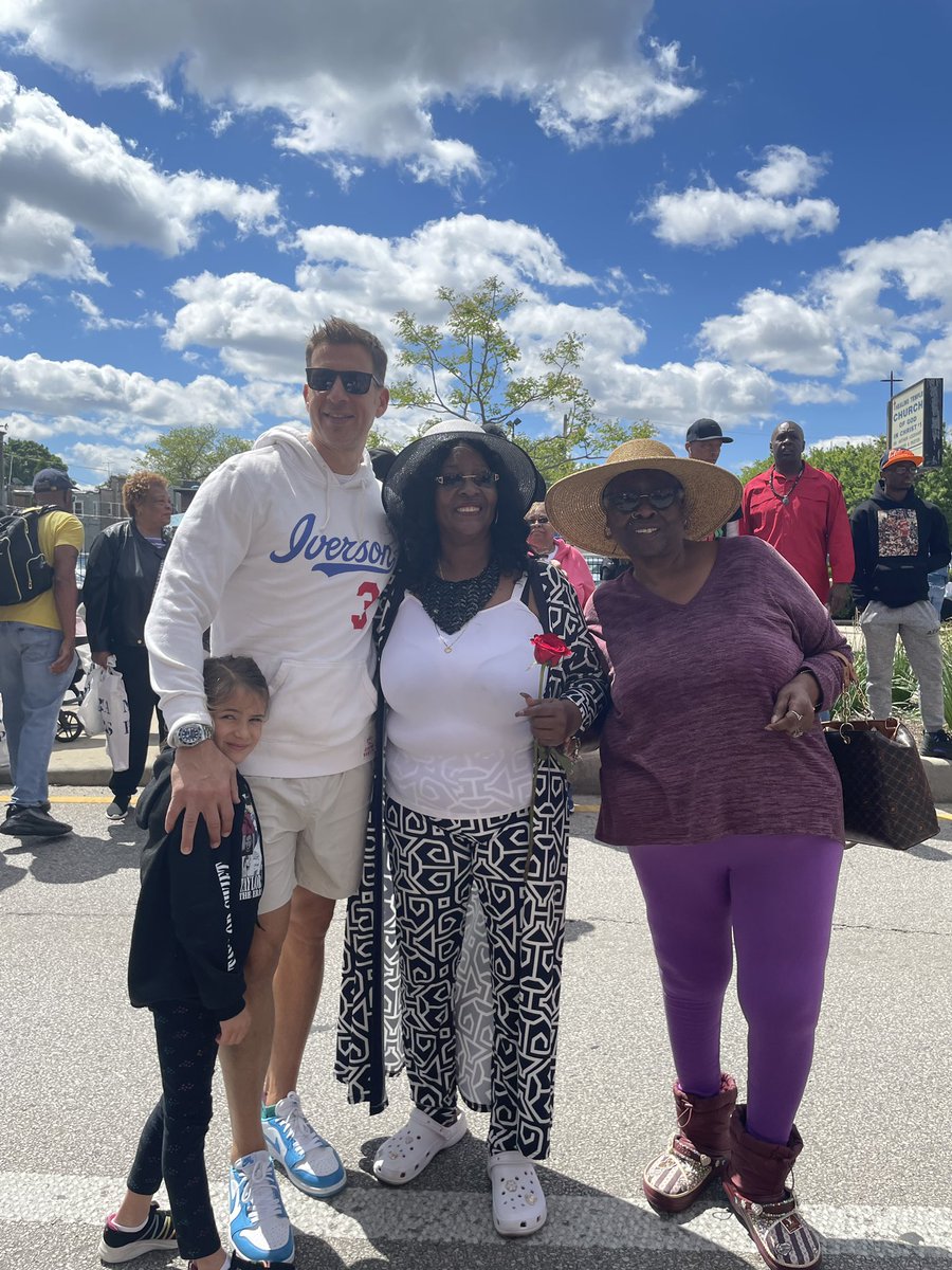 Enjoyed spending time back in the 37th Ward this morning at my friend @EmmaMittsAld37's 'Mother's Day Extravaganza'. Very grateful for the opportunity to connect with community & celebrate some amazing moms. Happy Mother's Day everyone! #37thWard