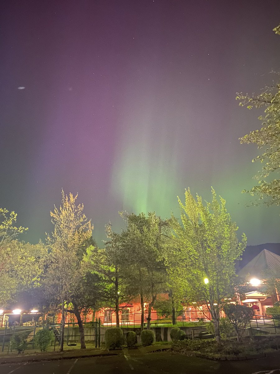 RadarSCM's tweet image. Very visible to the naked eye at 45.3282N around 11 PST #Auroraborealis #solarstorm #cascades