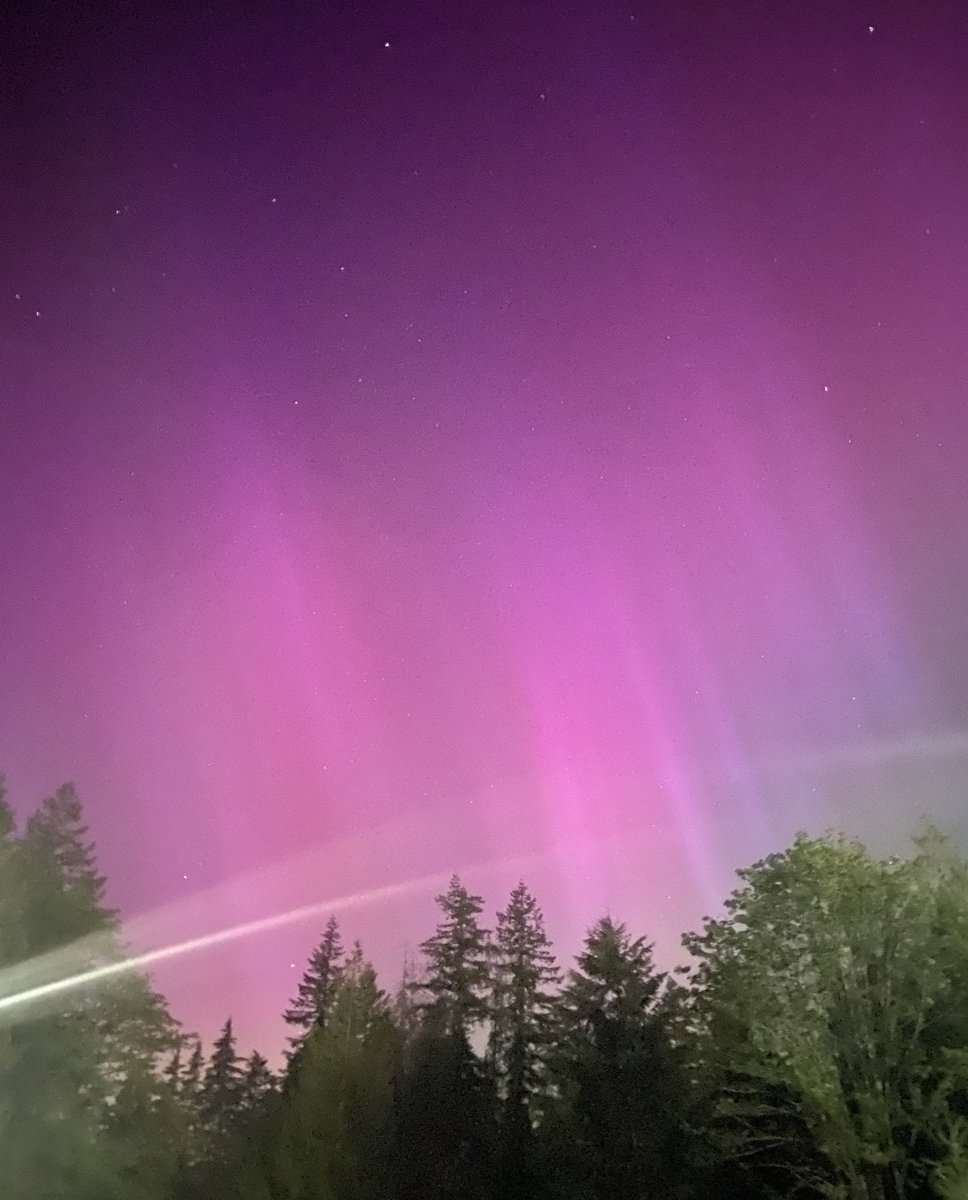 RadarSCM's tweet image. Very visible to the naked eye at 45.3282N around 11 PST #Auroraborealis #solarstorm #cascades