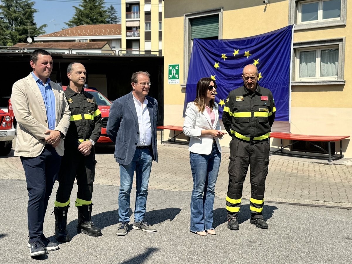 Al fianco di chi protegge cittadini e territorio 💙 Con molto piacere ho passato una parte del pomeriggio di oggi per fare visita agli amici Vigili del Fuoco di Tradate presso la loro caserma. Insieme ai nostri pompieri, ho potuto incontrare e ringraziare anche l’unità cinofila…