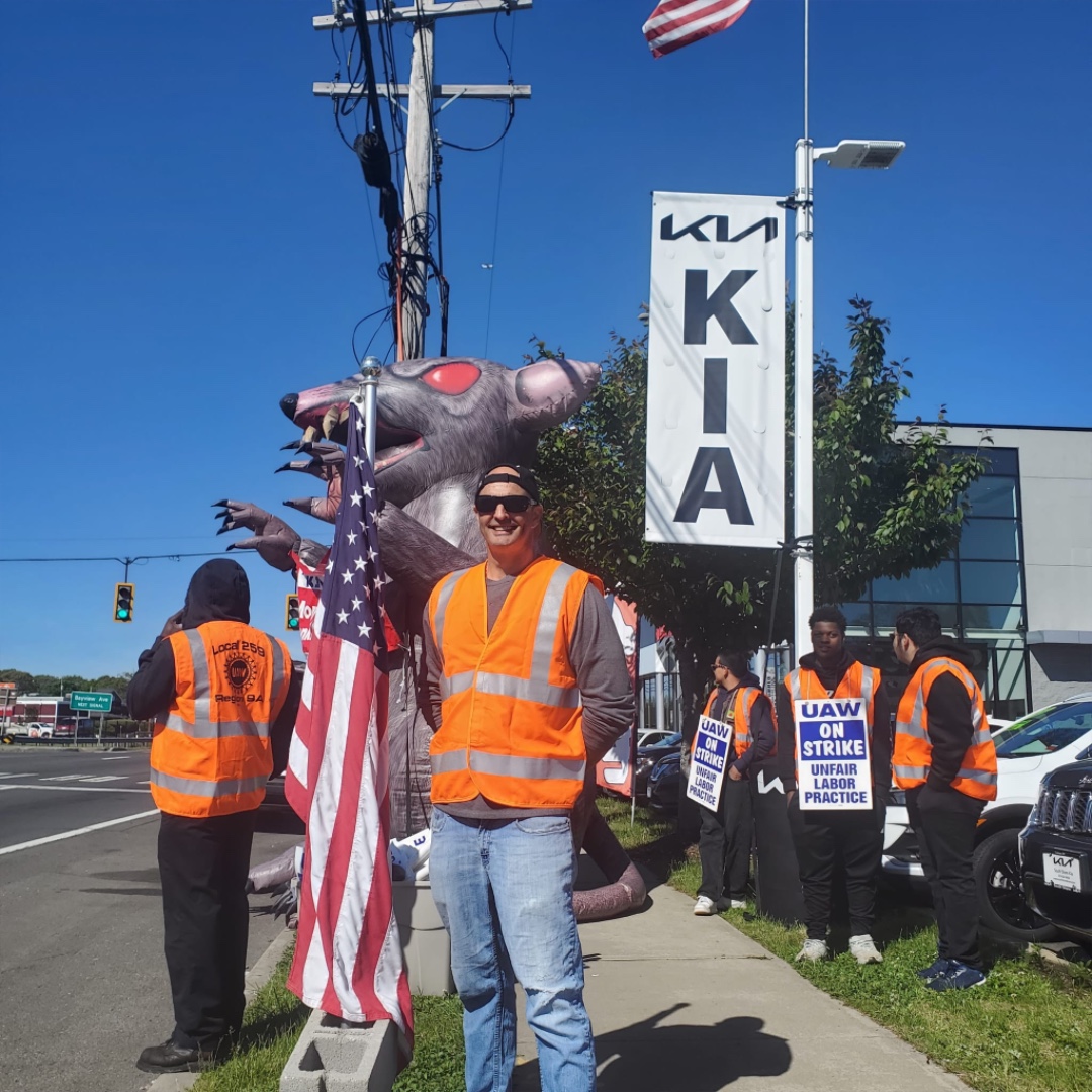 Day 3 on strike at South Shore Kia! 
Members of UAW Local 259 in @UAWRegion9A are determined to win a fair agreement and outlast the boss. One day longer, one day stronger!
#StandUpUAW