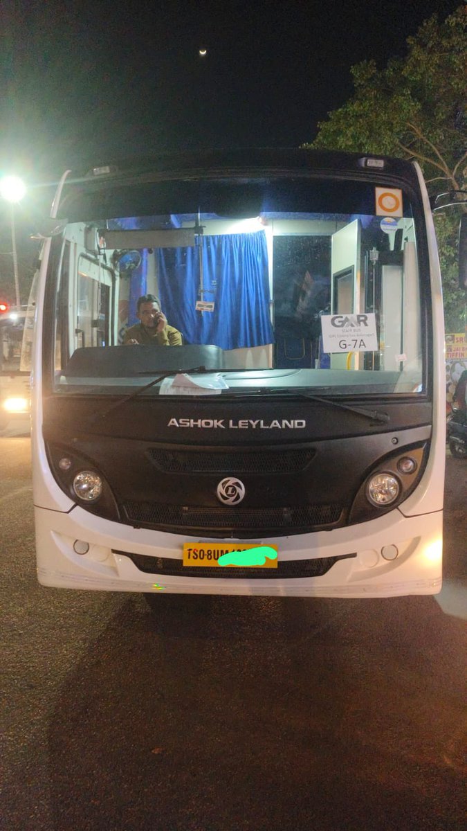 JSPWorks's tweet image. Great Initiative by our Kukatpally @JanaSenaParty Contestant @PMummaredd78797  Prem Kumar garu🙏, Arranged a bus to needy people to exercise their vote in Andhra. Thank You sir👍

#HelloAP_ByByeYCP 
#JaganLosingBig