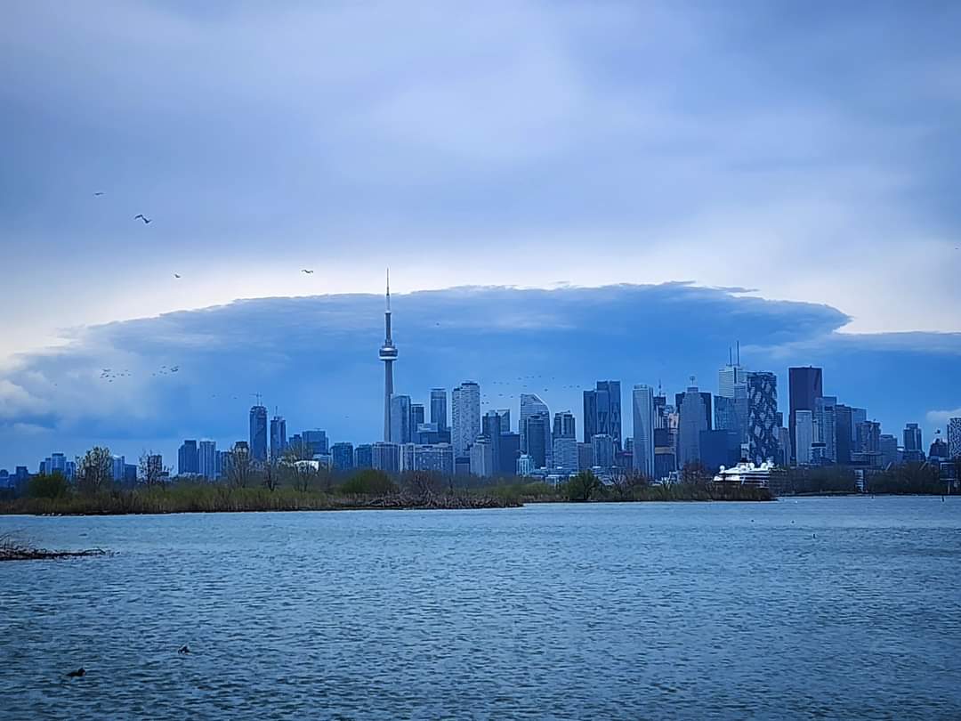Rain clouds 'a-brewing over TO... ☁️ 🌧 🌂 #RidersOnTheStorm 🚴‍♂️ 🚴‍♀️ ⛈️. #Toronto #LeslieStreetSpit #TommyThompsonPark