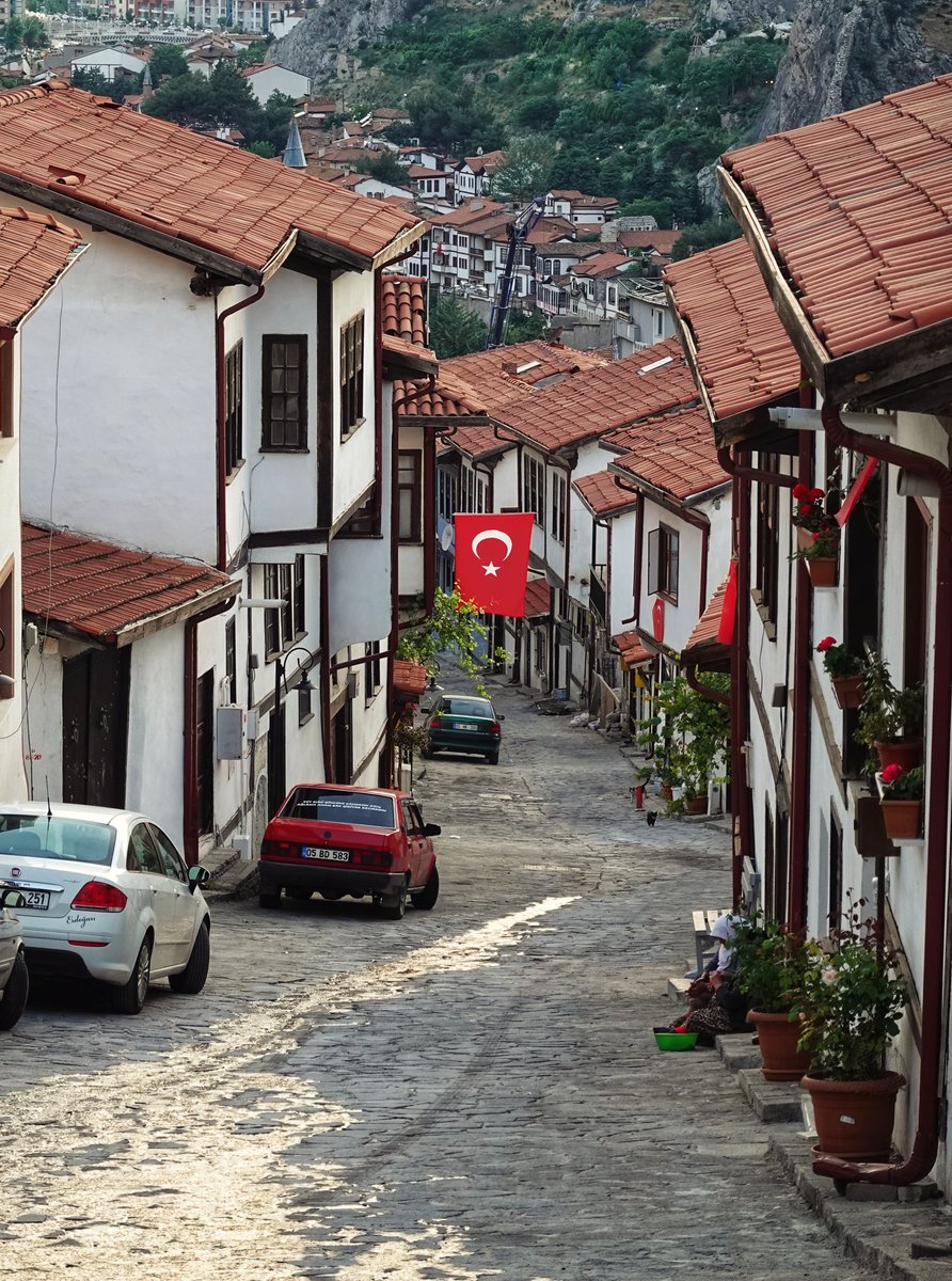 BEN, kimsesiz seyyahı, meçhuller caddesinin... BEN, yankısından kaçan çocuk kendi sesinin... |Necip Fazıl Kısakürek Amasya...