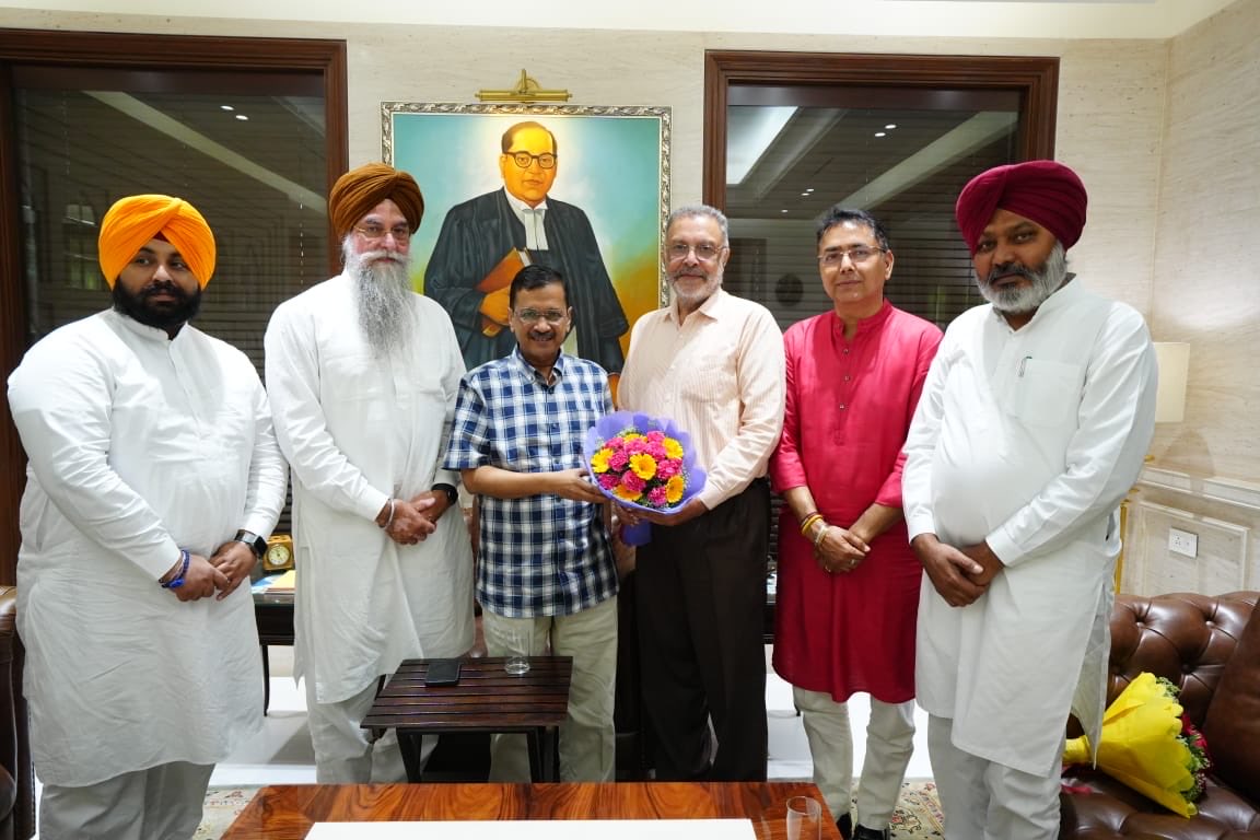 Met ⁦⁦Sh ⁦@ArvindKejriwal⁩ ji, one & only hope of millions of Indians who is fighting all out to save democracy in Country. Those who tried to implicate him in a false case are going to have a run for their lives in the Electoral Battlefield in next 20 days. ⁦