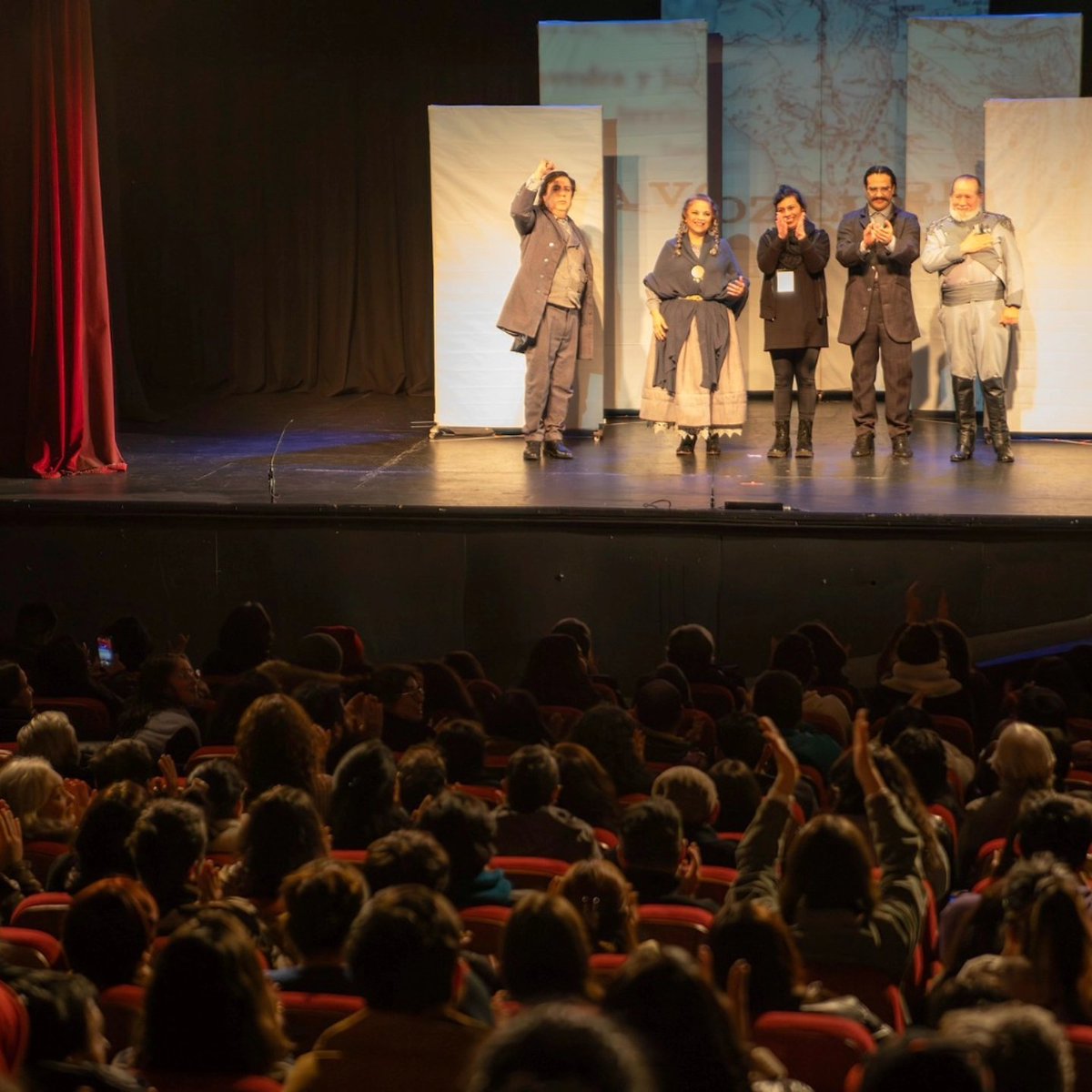 Hoy desde los #TemporalesdeTeatro de #PuertoMontt enviamos un fuerte abrazo a todos quienes viven de este arte, uno de los más inspiradores  de la escena mundial, que ha hecho eco en esta urbe del #suraustral. 
#FelizDíaTeatroNacionalChileno