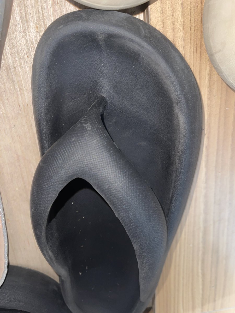 打胶系列：车模小姐姐不仅给我看脚底 连人字拖的脚印都给我看光了 拿去厕所打满抹匀，美女小姐姐只能踩着湿漉漉的鞋挤地铁了 #扫楼打胶 #玉足 #脚底 #街拍 #足控 #恋足