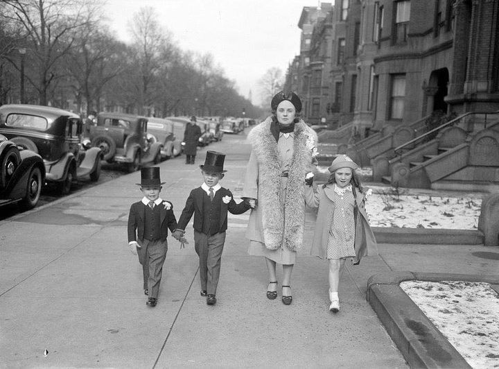 A mom and her three kids on a Boston street, 1930s. The most interesting photos ever taken: historydefined.net/must-see-photo…