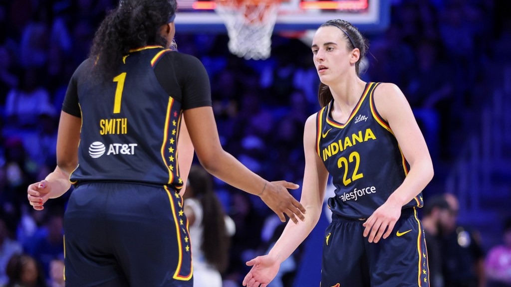 Caitlin Clark's Fever teammate NaLyssa Smith quickly defended her after 'just' 12 points in preseason game ftw.usatoday.com/2024/05/caitli…