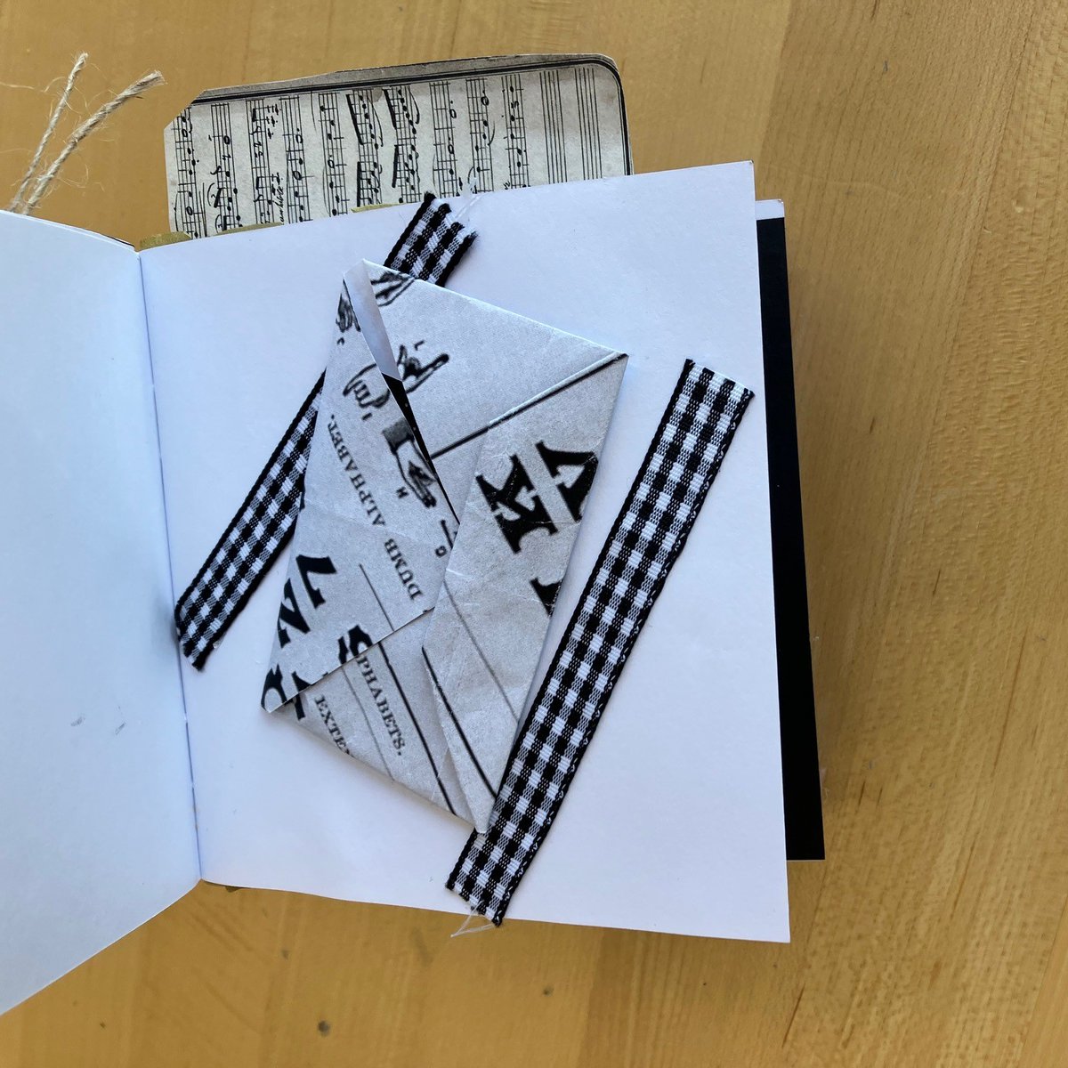 BrookfieldPL's tweet image. The #MakerStudio paid a visit to Cantata Adult Life Services last week and helped residents make Junk Journal Flip Books inspired by the Victorian era. Transfixing, as Charlotte Brontë would say! 📜📖 #crafts #library