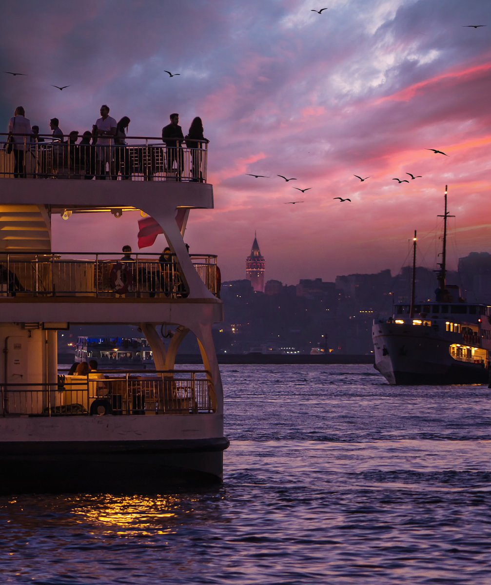 İstanbul, gökyüzünün boyanması için kuzey ışıklarına muhtaç değildir. Gerektiği zaman gökyüzü gerekeni yapar