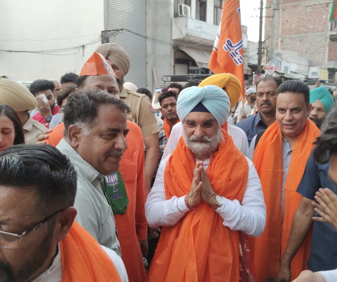 Our grassroots outreach continued with enriching door-to-door interactions in #Amritsar today. The affection and warmth of the residents was truly heartwarming.
#LokSabhaPolls2024
