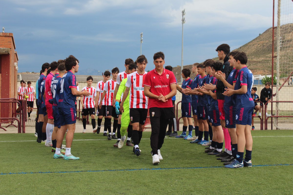 📸 La @UDLogrones 'B' ha recibido de manos de Jesús Alonso, vicepresidente @fedriojafutbol, el trofeo que les acredita como Campeones de Liga Nacional Juvenil. ENHORABUENA‼️ #CrecemosJuntos