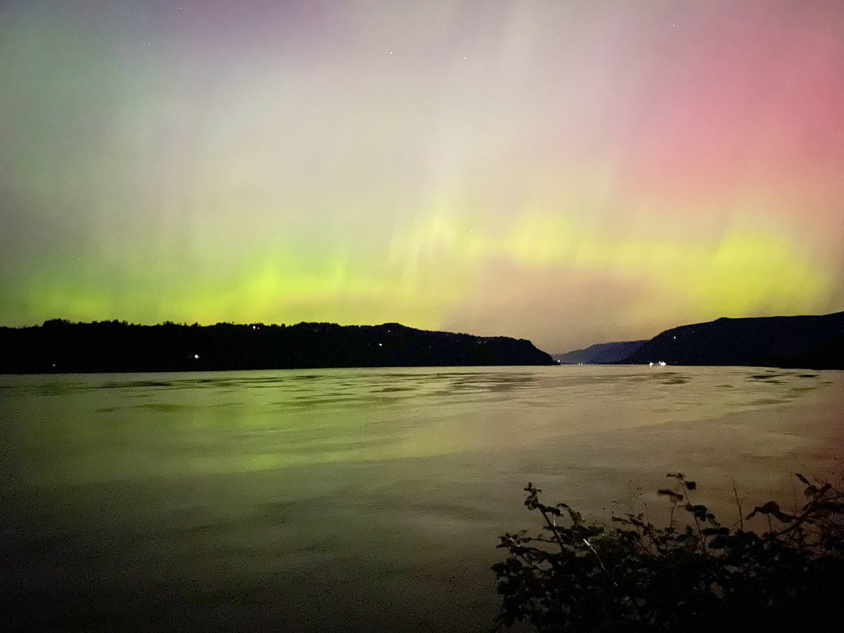 chiming in as one of the folks who got to take stellar iPhone photos of the aurora last night