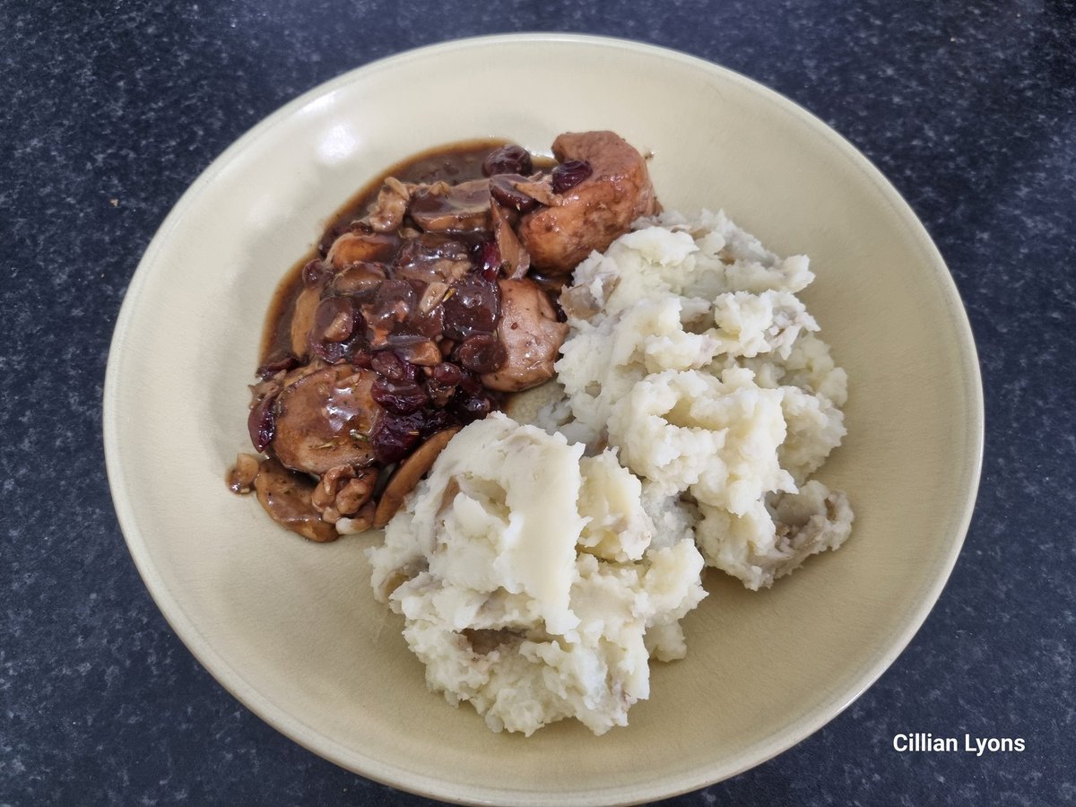 cillianslyons's tweet image. Deliciously filling @HelloFreshUK Red Wine Chicken and Mushroom Stew 😋
#ChickenMushroomStew #HelloFreshSnaps #Cooking