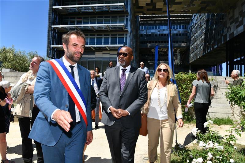 Aujourd’hui, Montpellier inaugurait une stèle dédiée à la mémoire des victimes du genocide perpétré contre les Tutsis au Rwanda en 1994 et qui a fait plus de 1 million de morts 🇷🇼 Cette stèle a été installée dans le Parc d’Armenie, derrière l’Hotel de Ville 🌳