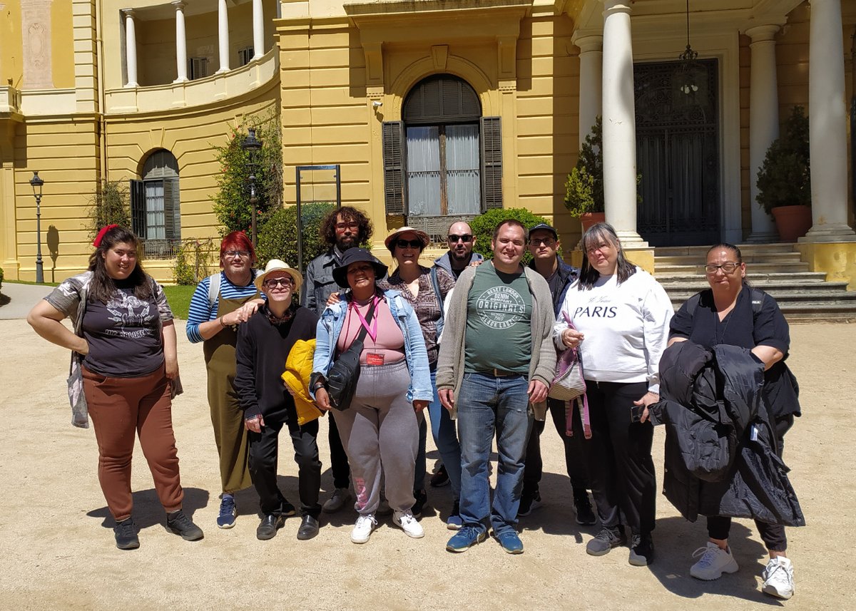 FPrevent's tweet image. 💪 Después del trabajazo del equipo #Brújula con encargos y talleres por el 8M, Sant Jordi, el Día de la Madre... han disfrutado de un merecido día de relax 💆 para estrechar lazos y compartir experiencias en una visita al Parque Cervantes y los Jardines de Pedralbes 🌺