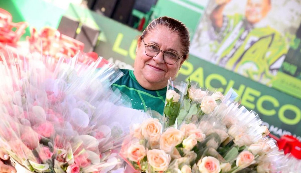 Imperatriz Leopoldinense distribui 3 mil rosas em homenagem ao dia das mães. Ação aconteceu pelas ruas do Complexo do Alemão, Ramos, Penha, Olaria, e Bonsucesso. Fotos: Nelson Malfacini/Divulgação Imperatriz

#imperatriz #carnaval #riocarnaval #samba #carnaval2025 #carnavalesco