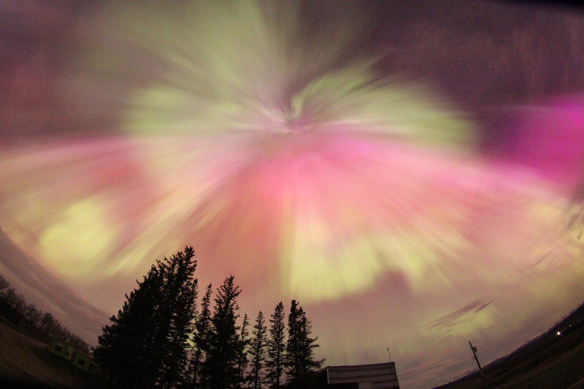 GrumpyOldAstro's tweet image. One of my time-lapse photos from the Aurora storm last night.