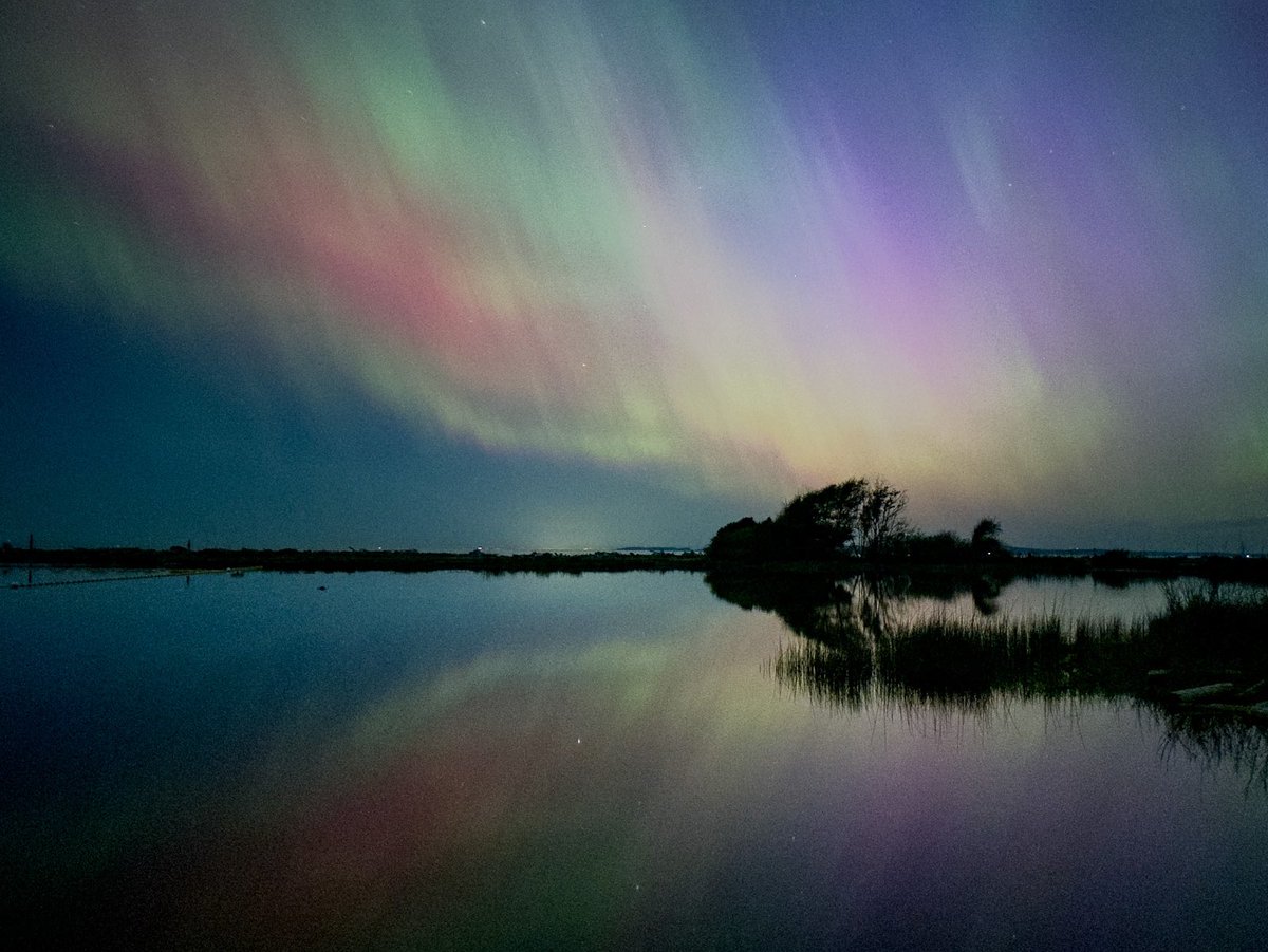 DSLRastronomy's tweet photo. Round 2 tonight could be every bit as good as last night! 

Cranberry Lake, Deception Pass State Park, Washington. (iPhone 14) #Auroraborealis #NorthernLights #SpaceWeather #SolarFlare #solarstorm https://t.co/WgFsKPDT7R