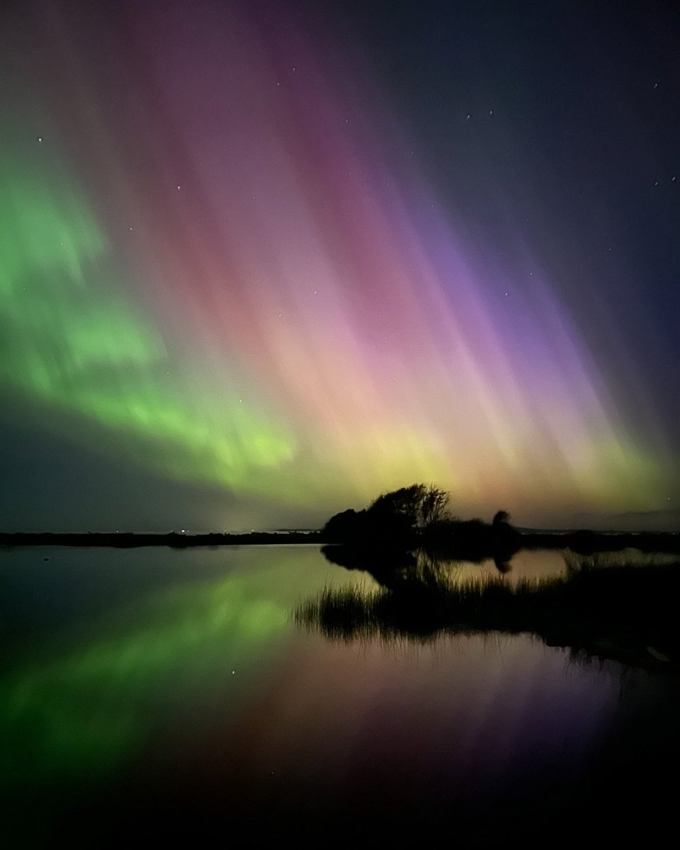 DSLRastronomy's tweet photo. Round 2 tonight could be every bit as good as last night! 

Cranberry Lake, Deception Pass State Park, Washington. (iPhone 14) #Auroraborealis #NorthernLights #SpaceWeather #SolarFlare #solarstorm https://t.co/WgFsKPDT7R