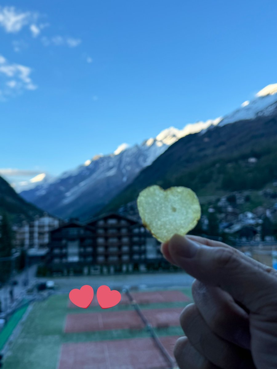 edwin_loh's tweet photo. Found a Swiss chips while sipping the Zermatt Bier Matterhorn and overlooking the mountains in Zermatt that tells my overall holiday trip in 🇨🇭 #zermatt #Switzerland #zermattbier https://t.co/XTUnytaKmg
