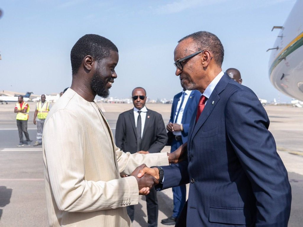 PR_Senegal's tweet photo. À Dakar pour une visite de travail, S.E @PaulKagame a été chaleureusement accueilli par le @PR_Diomaye, avec tous les honneurs militaires.

Au programme de cette visite, des entretiens dans le but de renforcer les relations d'amitié fraternelle et de coopération entre les 2 pays. https://t.co/utLVUaeva9