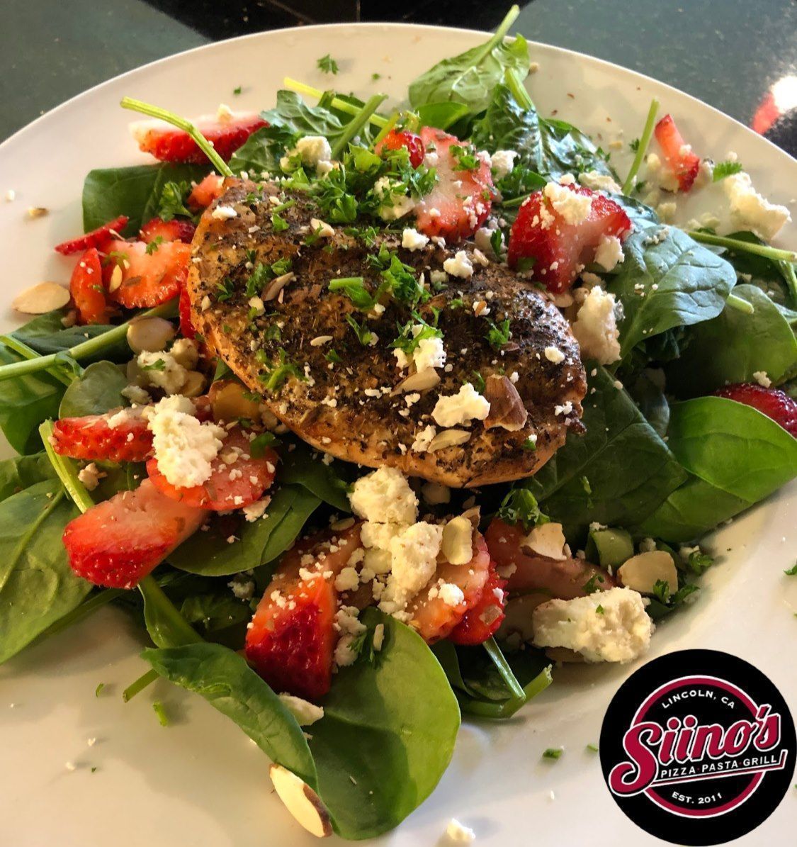 🍓 It's the perfect day to enjoy our Salmon Poppy Seed Salad ~ Herbed grilled salmon over a bed of baby spinach, strawberries, sliced almonds & feta cheese. Served with poppy seed dressing. Delicious! See ya at Siino's! 

#Siinos #Pizza #Pasta #Grill #DineLocal #PlacerCounty