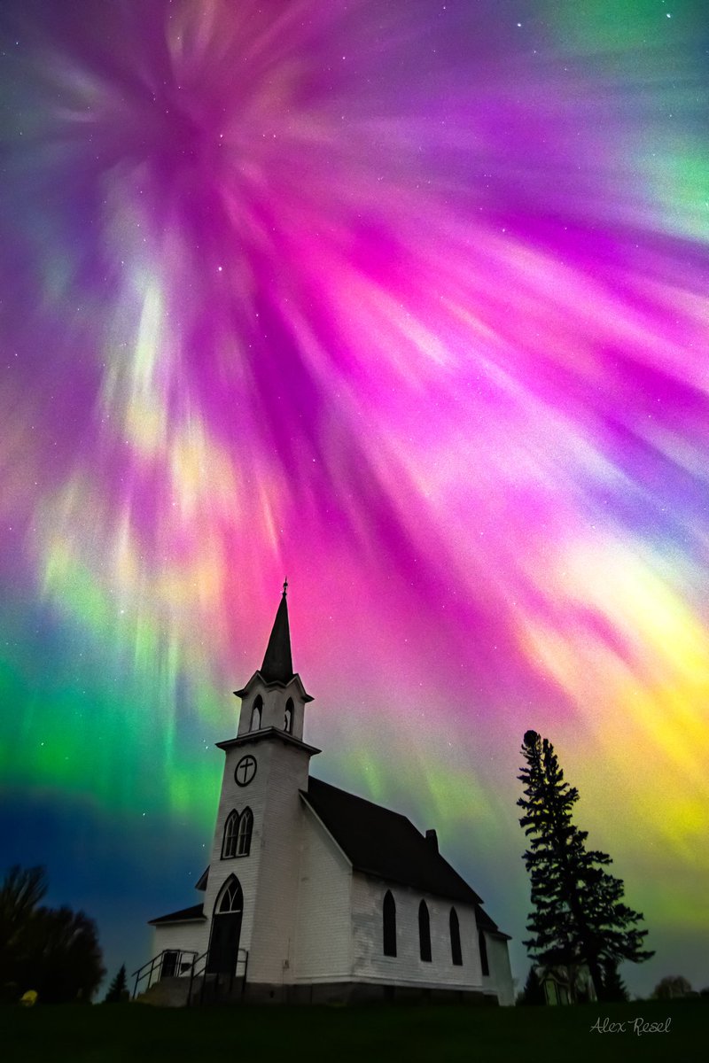 Last night really happened. The best aurora I’ve ever seen! A night I will never forget from northeast South Dakota.

#aurora