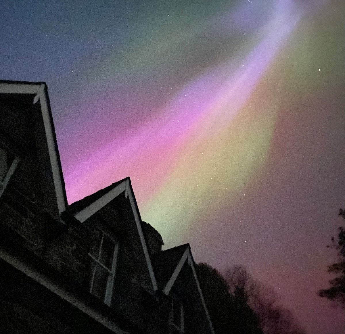 10/05 23:27
…or stepen drws |  from doorstep 

<a href="/prosiectnos/">Prosiect Nos</a>  #Eryri  ( #Snowdonia   ) #northernlights #llewyrchyrarth    #aurora 
…… yn fy nefoedd