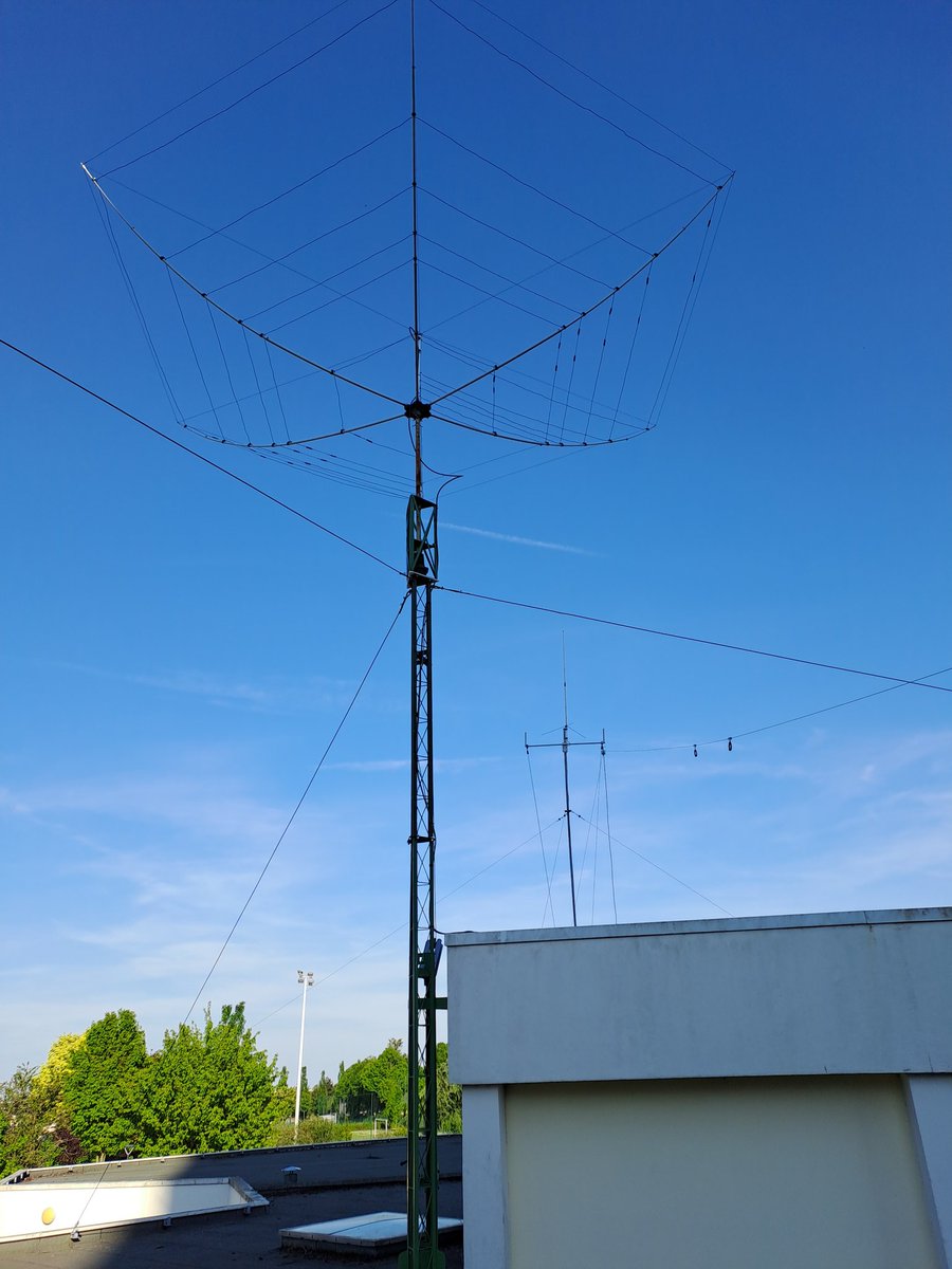 F4HJOjerome's tweet photo. Grosse journée de travail au Radio club #F8KHN aujourd'hui.  Réhaussement et haubannage du pylone suite à l'accident dû à la tempête de cet hiver. Bravo et merci à F4IFS Stéphane, Didier F4DJG, Benjamin F4GJE, Christophe F4HSR.
73 Jérôme F4HJO 
#hamradio https://t.co/jGPXnzMiOj