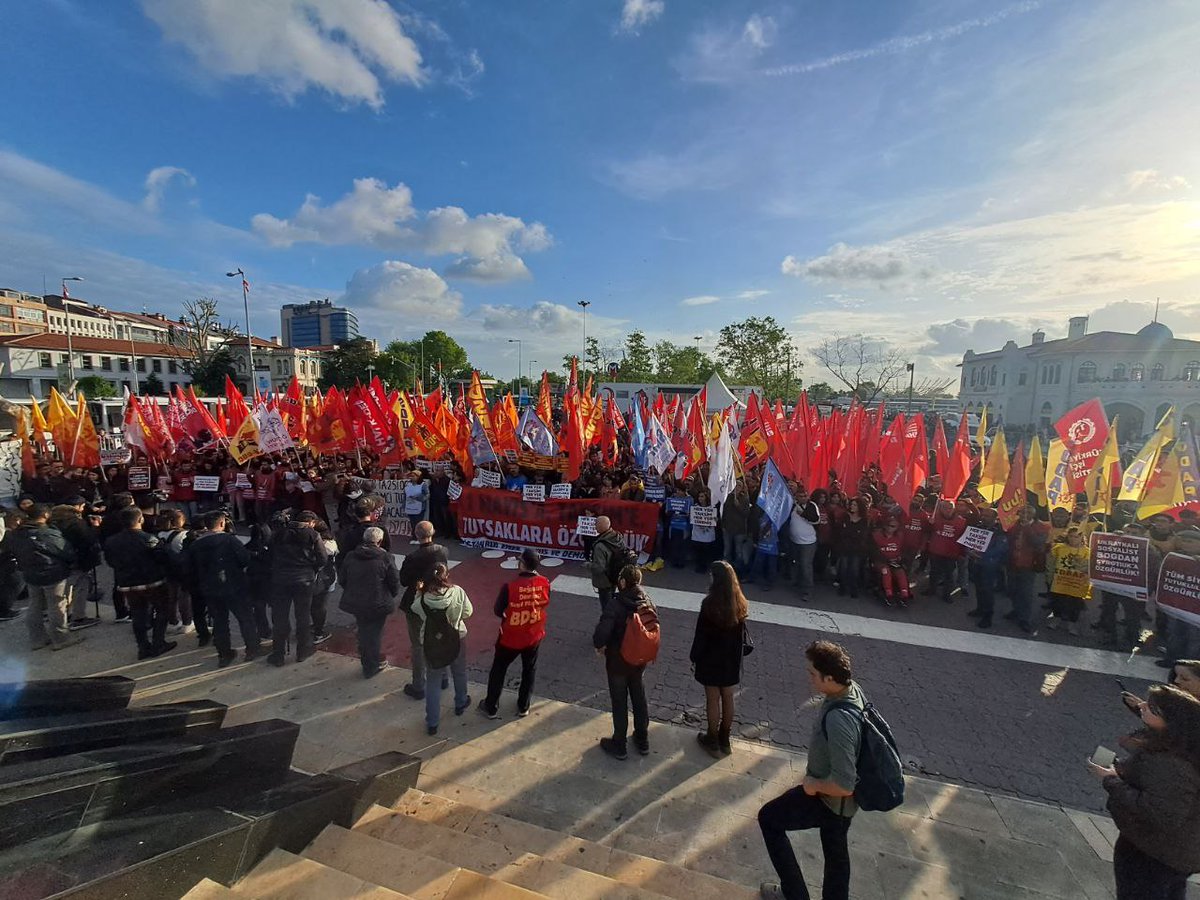 #TaksimeTutsaklaraÖzgürlük demek için Kadıköy'de bir aradaydık. Emekçilerin biriken öfkesini bastırmak için AKP'nin emir eri haline gelen yargı eliyle tutuklanan 50 dostumuz için ses yükselttik. 1 Mayıs tutsaklarına özgürlük!