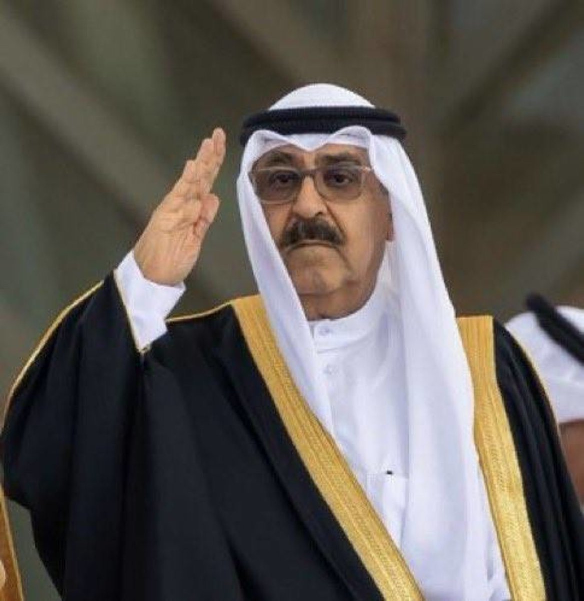 العز في جيد الكويت قلاده
من البحر لحدوده البريه

في ظل حكام الوطن واسياده
عشنا العداله والديمقراطيه

ياسيدي حنا معك كالعاده
السمع لك والطاعه الفعليه

على التراب الي يضم امجاده
ولاؤنا اكبر من الجنسيه

الله يحفظ الدار من حساده
وتبقى الكويت ايقونة الحريه
.
#مشعل_الاحمد_الصباح