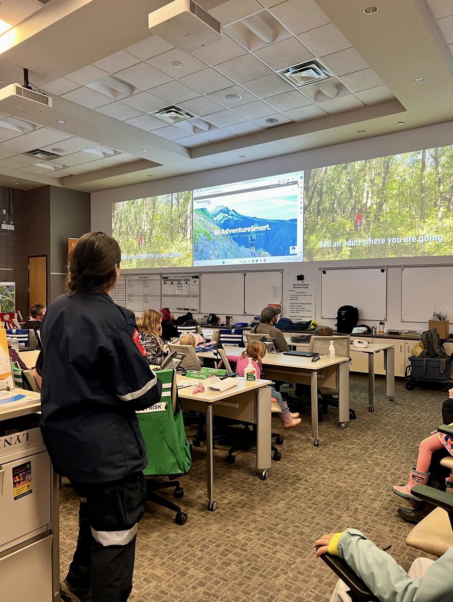 Thanks @LondonSAR for the Hug a Tree Presentation! LSAR staff taught kids important safety tips for if they get lost in the woods. Learn more about the Emergency Preparedness Open House: london.ca/government/cal…
