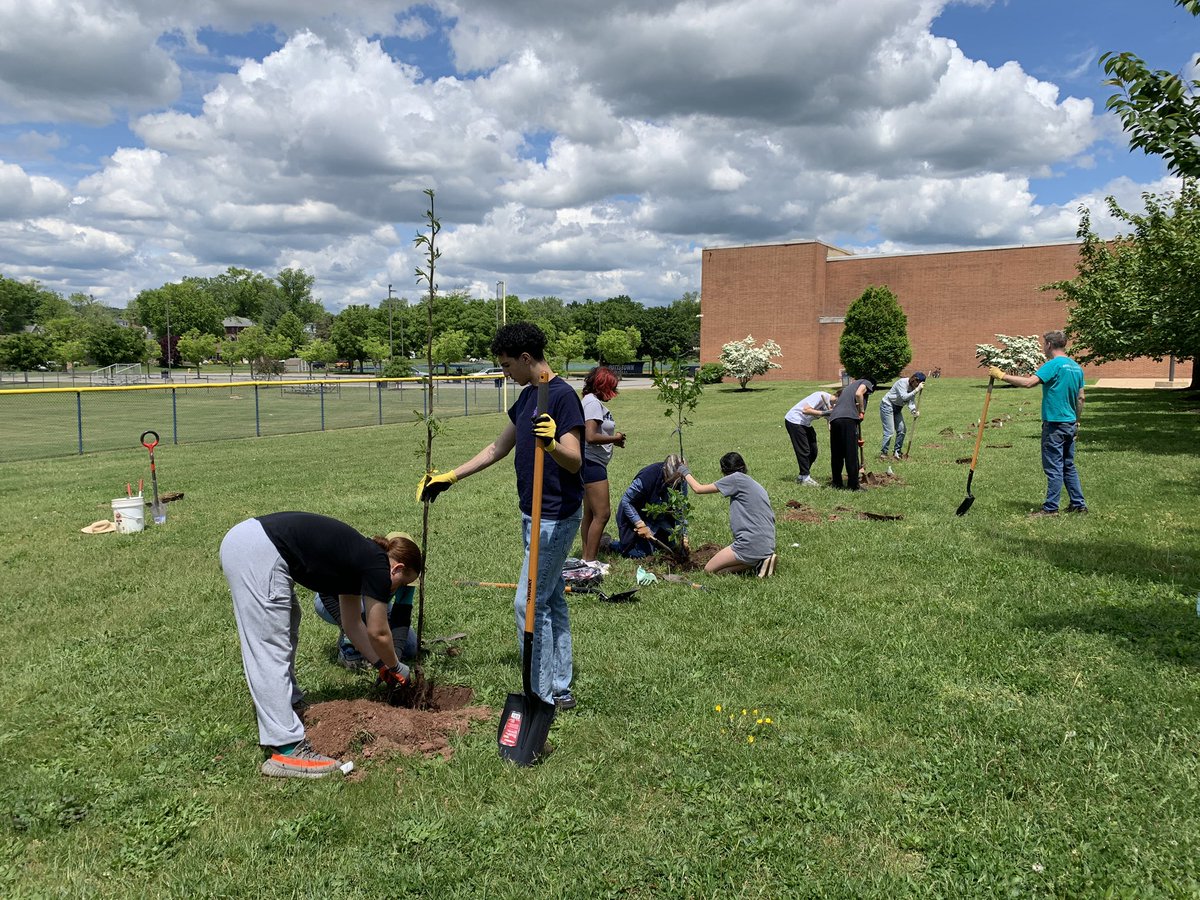 Students and friends from PHS and Hill School are members of Pottstown CARES Club Helping the environment creating a tree garden in front of PHS @pottstownhs @PottstownNews @PSDRODRIGUEZ @LauraLyJohnson @thomas_hylton @hobartsrun @Sen_Pennycuick @RepCiresi
