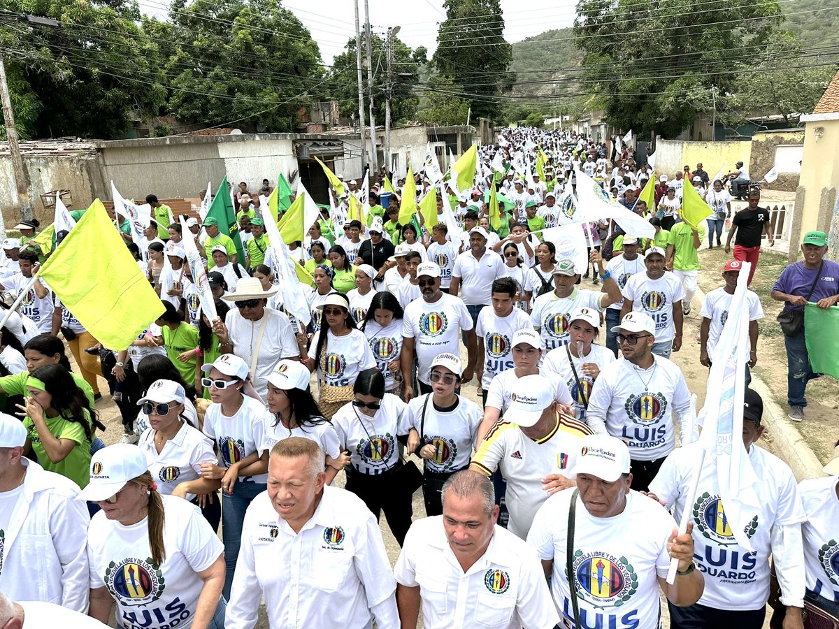 #MareADeca en Nueva Esparta 🏳️

Nuestro Secretario General Nacional <a href="/adbernabe/">Bernabé Gutiérrez</a> junto a nuestro candidato presidencial <a href="/Luisemartinezh/">Luis Eduardo Martínez</a>, camino con el pueblo ADeco las calles de Achipano, en el municipio Mariño. 

Este #28Jul #VenezuelaVotaBlanco 🗳️
ABAJO Y A LA IZQUIERDA