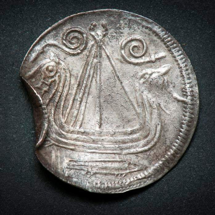 The #Vikings minted this coin 1200 years ago in Hedeby 🇩🇰. A dragon ship is clearly visible. Amazing 🤩